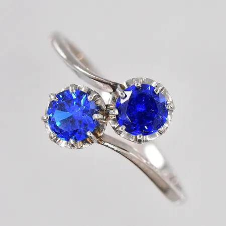 Ring med blå stenar stl:17¼ vitguld 18K Vikt: 2,1 g