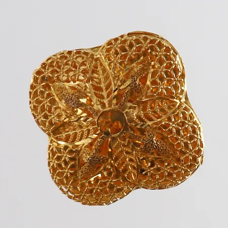 Ring med genombruten dekor stl:17½ bredd 3,5-25mm bucklig/skev 21K. Vikt: 4 g