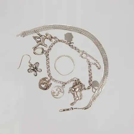 Armband lås av, armband Bismarck med berlocker, ring, örhänge, defekt, silver. Vikt: 25,3 g