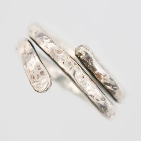Ring stl:17½, bredd 6-13mm, silver Vikt: 9,1 g