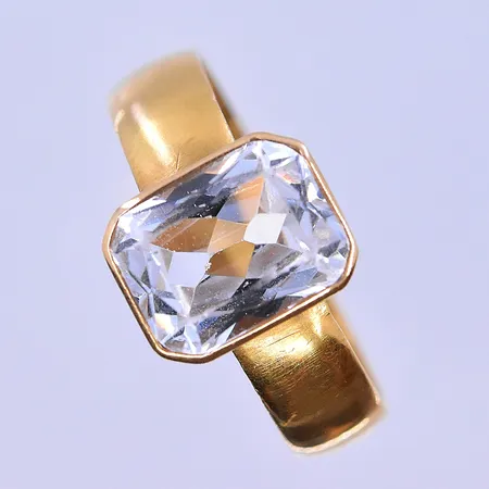 Ring med vit sten stl: 17¾ bredd 4mm 23K. Vikt: 4,5 g