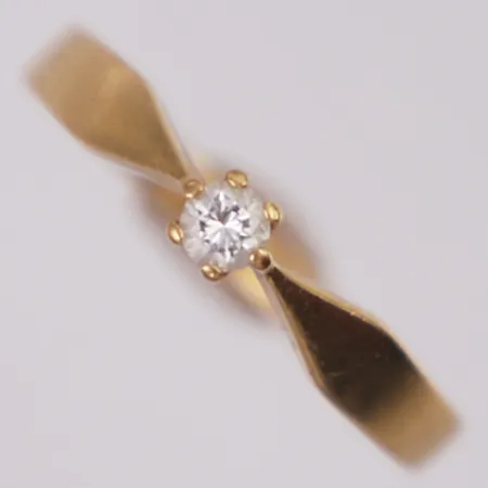 Ring diamant 0,10ct enligt gravyr stl:16, bredd 2-3,3mm, 18K Vikt: 2,9 g