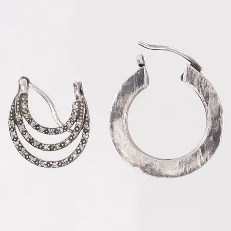 Udda örhängen, innehåller stenar, skeva, lås fungerar ej silver 925/1000 Vikt: 6,7 g