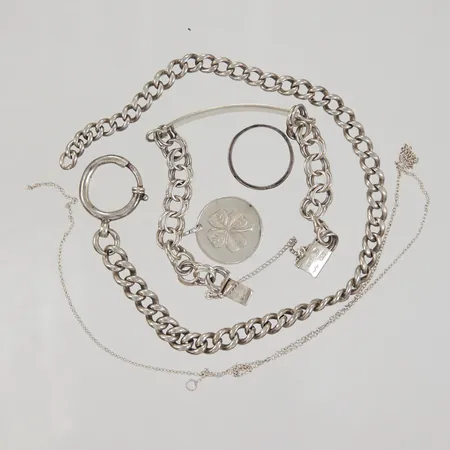 Kedja av, hänge med gravyr, ring av, armband med graverad bricka, klockkedja trasigt lås, silver Vikt: 48,5 g