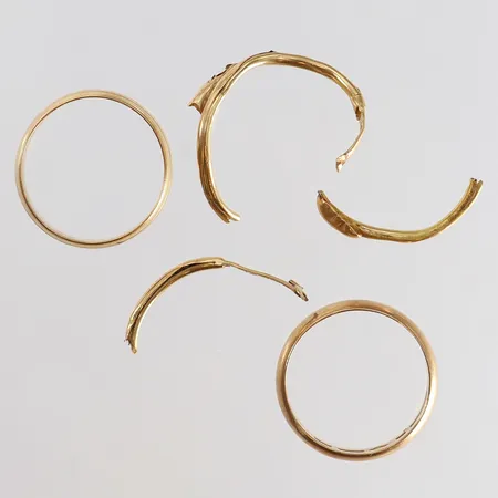 Guldsmycken defekt gravyrer 18K. Vikt: 8,6 g