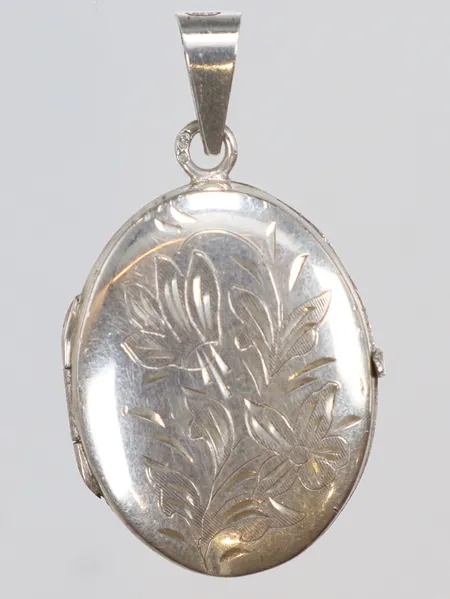 Medaljong mönstrad 24x40mm silver 835/1000 Vikt: 7,3 g