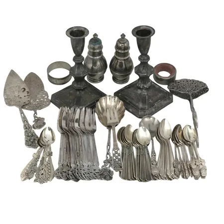 Parti silverbestick, merparten 830/1000, ljusstakar fyllda, bruttovikt 1175g Vikt: 1175 g