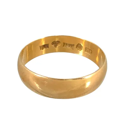 Ring i 18K guld, slät modell, gravyr Vikt: 4,1 g