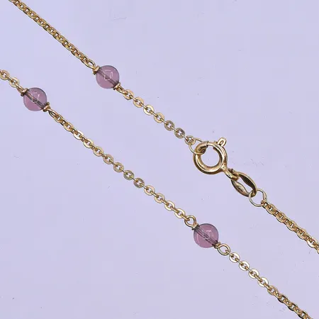 Collier med lila stenar längd 38cm bredd 1-4mm förgyllt silver 925/1000. Vikt: 3 g