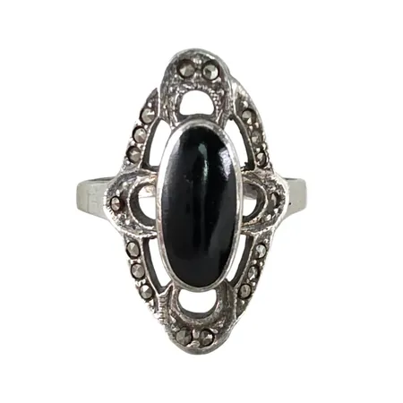 Ring i silver med Markasiter och svart sten, stl:18,0 mm, bredd 2-23 mm, samtliga stenar i behåll Vikt: 3,3 g