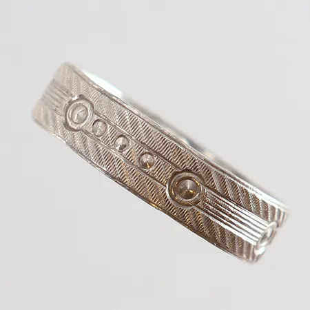 Ring med dekor stl:20¼ bredd 6mm Silver 925/1000. Vikt: 5,2 g