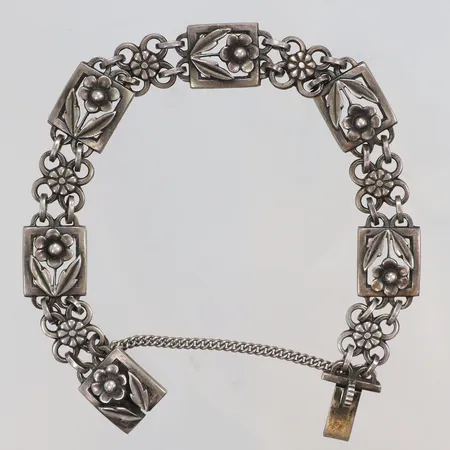 Armband mönstrat med blommor längd ca 18cm bredd 12mm, säkerhetskedja GD&Co (G. Dahlgren & Co) Malmö 1962 silver 830/1000 Vikt: 23,1 g