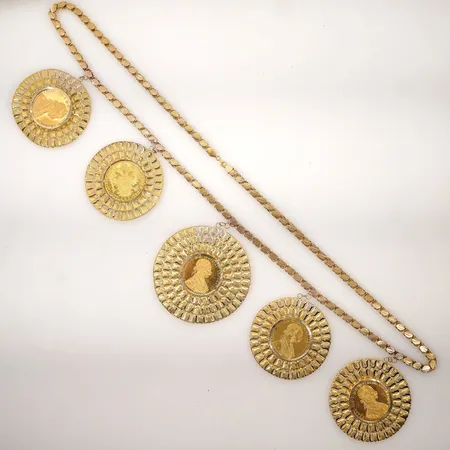 Collier längd:105cm i 14k 70.3g med 5st innefattade 4 dukat mynt Franz Joseph 23k 69,7g. hängena har bredd på 7-9cm.