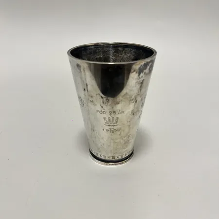 Bägare höjd 13cm gravyr Silver 830/1000.  Vikt: 221,4 g