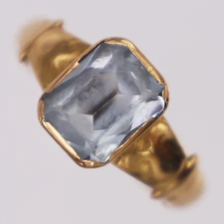 Ring ljusblå sten stl:17¼, bredd 3,7-9,7mm, 18K Vikt: 3,6 g