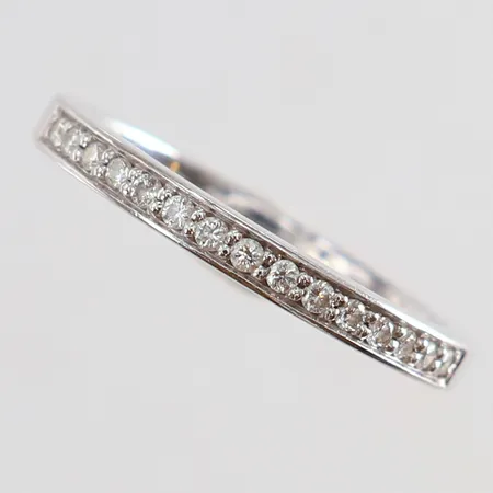Ring halvallians med briljantslipade diamanter 15 x 0,01ct stl:17½ bredd 2mm Schalins 18K Vikt: 3,9 g på auktion i Kista hos Pantbanken Sverige