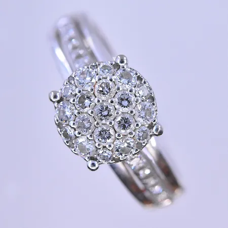 Ring med diamanter 12x0,01ct 19x0,03ct Albrekts Guld stl: 17½ bredd 3-9mm vitguld 18K. Vikt: 4,7 g
