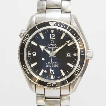 Herrur Omega seamaster Planet Ocean, stål, automatisk, 45,5mm, boettnr: 168.1650, Cal. 2500, snr: 84689781, safirglas, datum, lösa index, nagg på ring, stållänk, ref: 1579/951, viklås med lös dykförlängning, repor, slitage, inga tillbehör.