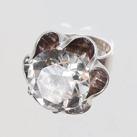 Ring med slipad bergkristall stl:17 (reglerbar) bredd 7-2mm Swedesign BEH (Bengt Hallberg) Köping 1974 silver 925/1000 Vikt: 12 g