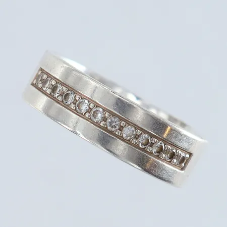 Ring med kubisk zirkonia Schalin stl:20 bredd 7mm gravyr Silver 935/1000. Vikt: 7,9 g