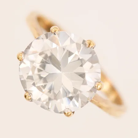 Ring med vit sten stl:16½, bredd 1-12mm, missfärgningar, 9K Vikt: 3,8 g