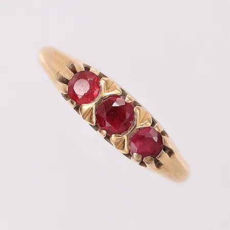 Ring med syntetiska rubiner stl:17 bredd 1,5-4,5mm, mindre nagg. 18K Vikt: 2,1 g