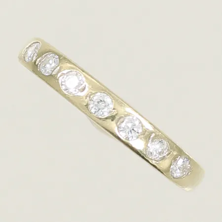Ring vitguld med vita stenar, stl 16¾, bredd 2-3mm (repig, slitna stenar) 9K, 1,9g