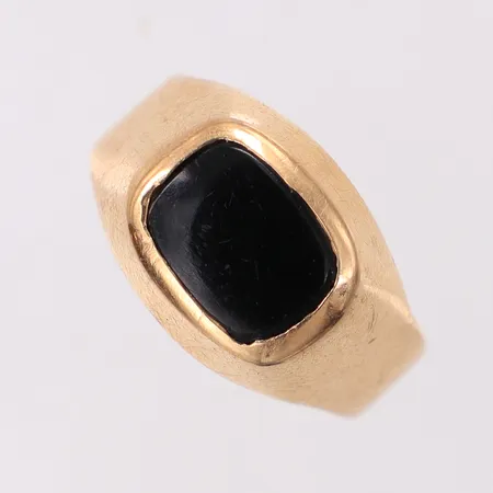 Klackring med onyx, stl:17 bredd 3,4-10,9mm, mindre skador på fattning och sten. 18K Vikt: 2,6 g på auktion i Skärholmen hos Pantbanken Sverige