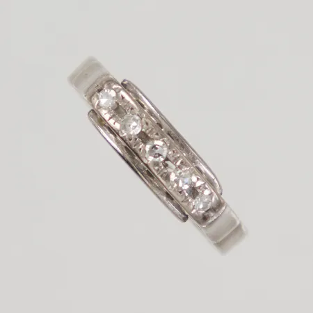 Ring stl 18, bredd 2,9-4,8mm, åttkantsslipade 5X 0,01ct, vitguld 18K Vikt: 3,4 g