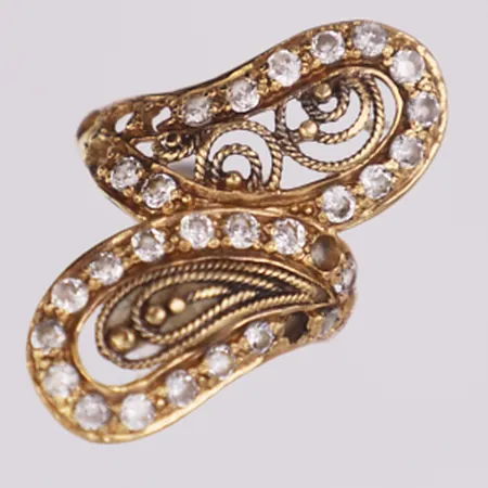 Ring vita stenar stl:17¼, bredd 1,8-31,4mm, skev, stenar saknas, 18K Vikt: 4,6 g