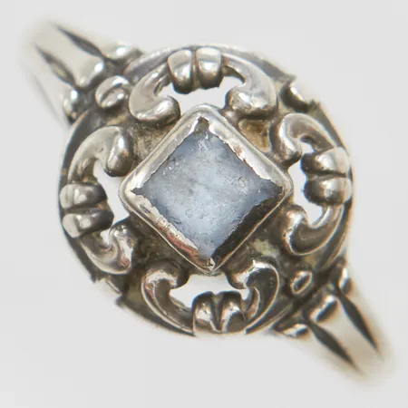 Ring med blå sten stl:17, bredd 1,5-11mm, sliten sten, importstämpel, 835/1000 silver Vikt: 2,5g Vikt: 2,5 g