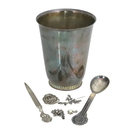 Diverse silverföremål 830-925/1000 bl.a. bägare (höjd 13 cm), brevkniv, längd 13,5 cm, defekter & gravyr förekommer Vikt: 249,4 g