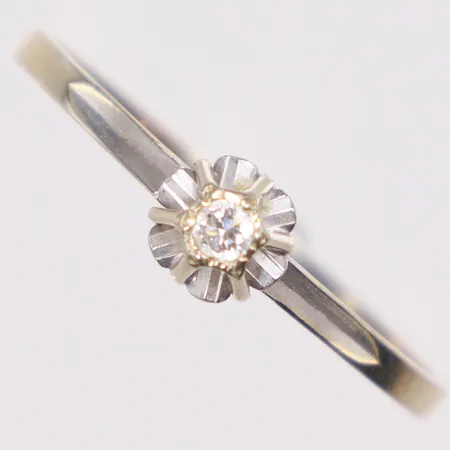 Ring i vitguld med diamant 1xca0,05ct stl:20½ bredd 1,5-5mm 18K Vikt: 1,8 g