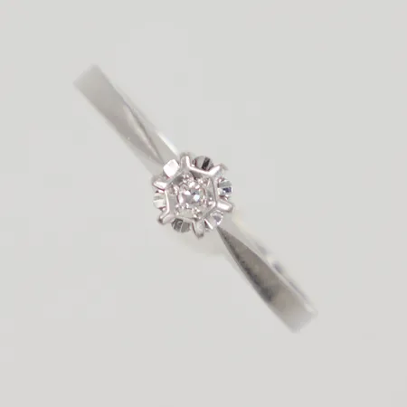 Ring stl 19¼, åttkantslipad diamant 1x0,01ct, bredd 1,9-5,2mm, vitguld 18K Vikt: 2,1 g