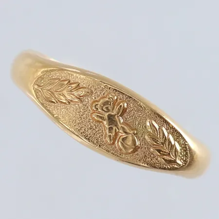 Ring med dekor utav björn stl:19 bredd 3-6,5mm gravyr 18K. Vikt: 4,5 g