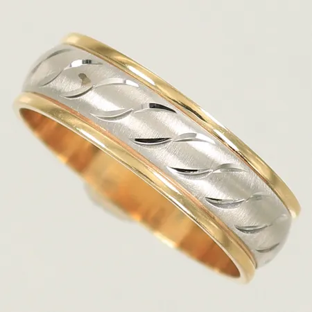 Ring tvåfärgad. stl 18½, bredd 6mm, ostämplad 14K Vikt: 4,3 g