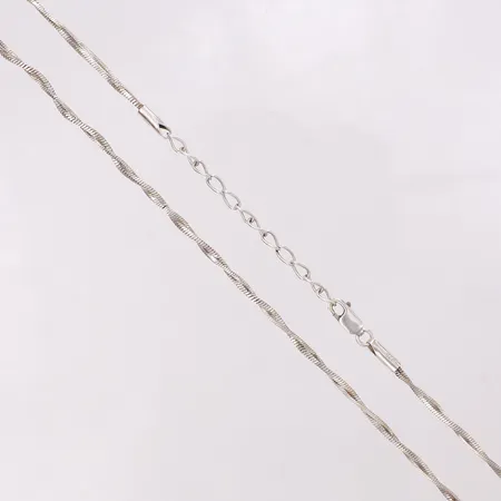 Collier tvinnat längd ca 50-55cm, bredd 1,8mm, ojämnt tvinnad, skevheter, silver 925/1000 Vikt: 8 g