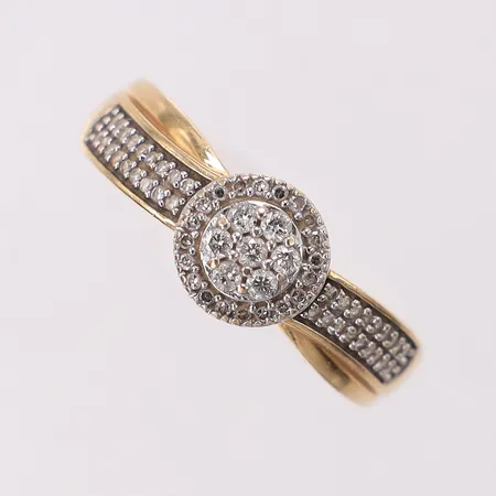Ring med diamanter stl:16, briljantslipade 7 x ca 0,01ct samt 8/8-slipade 56 x ca 0,0025ct, bredd 1,8-6,6mm, GHA, 18K Vikt: 2,3 g