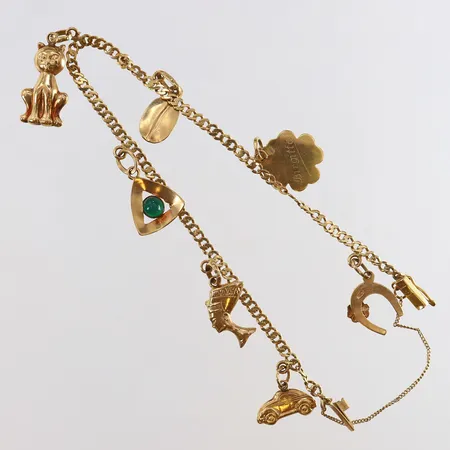Armband Pansar med sju berlocker säkerhetskedja längd ca 18cm bredd 2,5mm bucklig 18K. Vikt: 7,4 g
