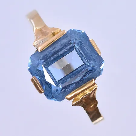 Ring med blå sten stl: 17¾ bredd 2-11mm 18K. Vikt: 2,8 g