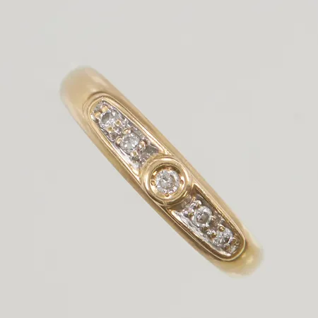 Ring diamanter totalt ca 0,07ctv, stl:15¾ bredd 4mm 18K 1,7g.