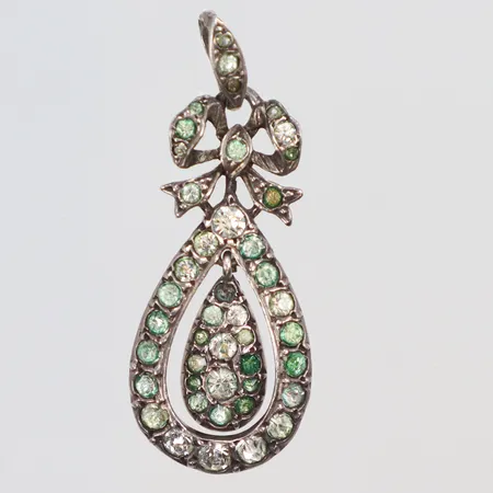 Hänge med strass 14x35mm Belle Epoque-stil troligen tidigt 1900-tal, flertalet stenar med missfärgning, silver 935/1000 Vikt: 4,2 g