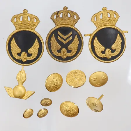 Emblem och knappar i gulmetall Järnvägen C.C Sporrong & Co, med slitage 