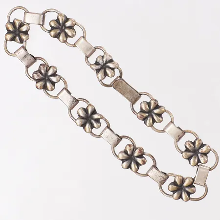 Armband med blommor, längd 17,5cm bredd 8,1mm, Janson Guldvaru Ab Lindesberg 1953, silver 830/1000 Vikt: 7,6 g