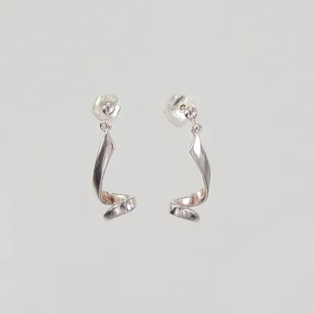 Ett par örhängen längd 30mm, bredd 9,8mm, GHA 925/1000 silver Vikt: 3 g