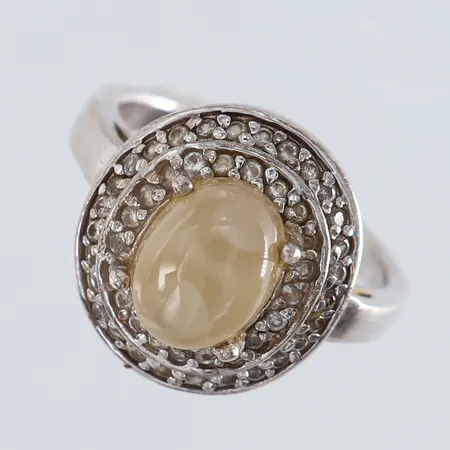 Ring med gul samt vita stenar stl:18 bredd 2,5-16,5mm bucklig Silver 925/1000. Vikt: 6,3 g på auktion i Kista hos Pantbanken Sverige
