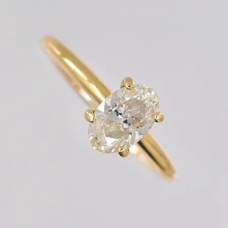 Ring med ovalslipad diamant 0,92ct Top Cape (K)/SI1 enligt GIA cert 2387627548 stl:15½ synlig lödning i skenan 18K Vikt: 3,1 g