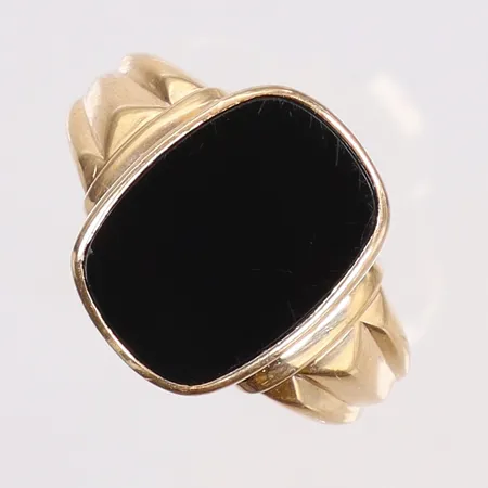Klackring med svart sten stl:18 bredd 2-15mm gravyr 18K Vikt: 4,4 g