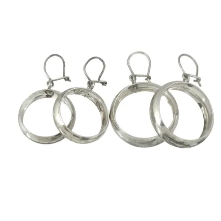 Örhängen 2 par silver 925/1000, längd 38 resp. 35 mm, Ø23 resp. 19,5 mm, bredd 6,5 resp. 6 mm Vikt: 7 g