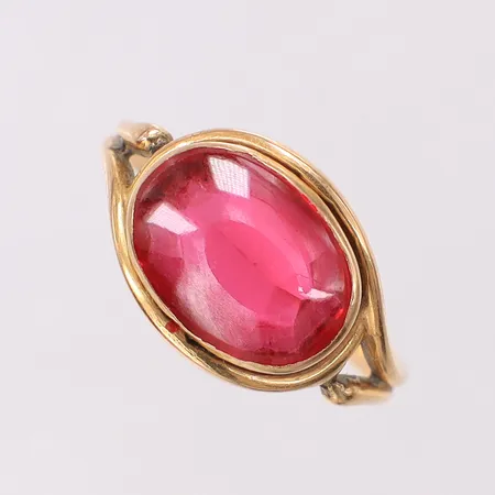 Ring med syntetisk rubin, stl:16¾ bredd 1,9-10,8mm, skadad ram, missfärgad. 18K Vikt: 3,5 g